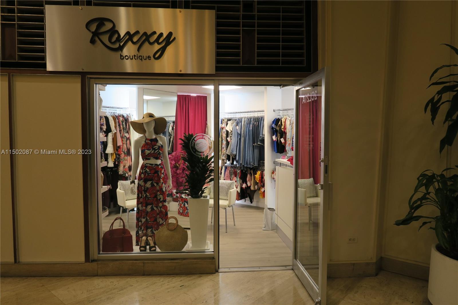 999 Brickell Bay Drive, Unit 1908 Miami, FL 33131 - Photo 12 of 57 a view of a entryway with storage