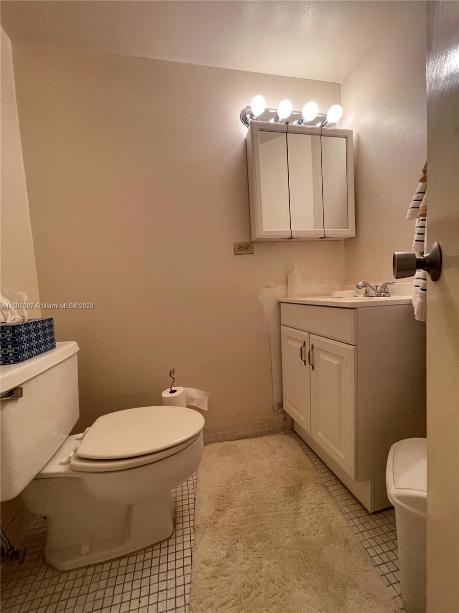 999 Brickell Bay Drive, Unit 1908 Miami, FL 33131 - Photo 33 of 57 a bathroom with a toilet a sink and mirror