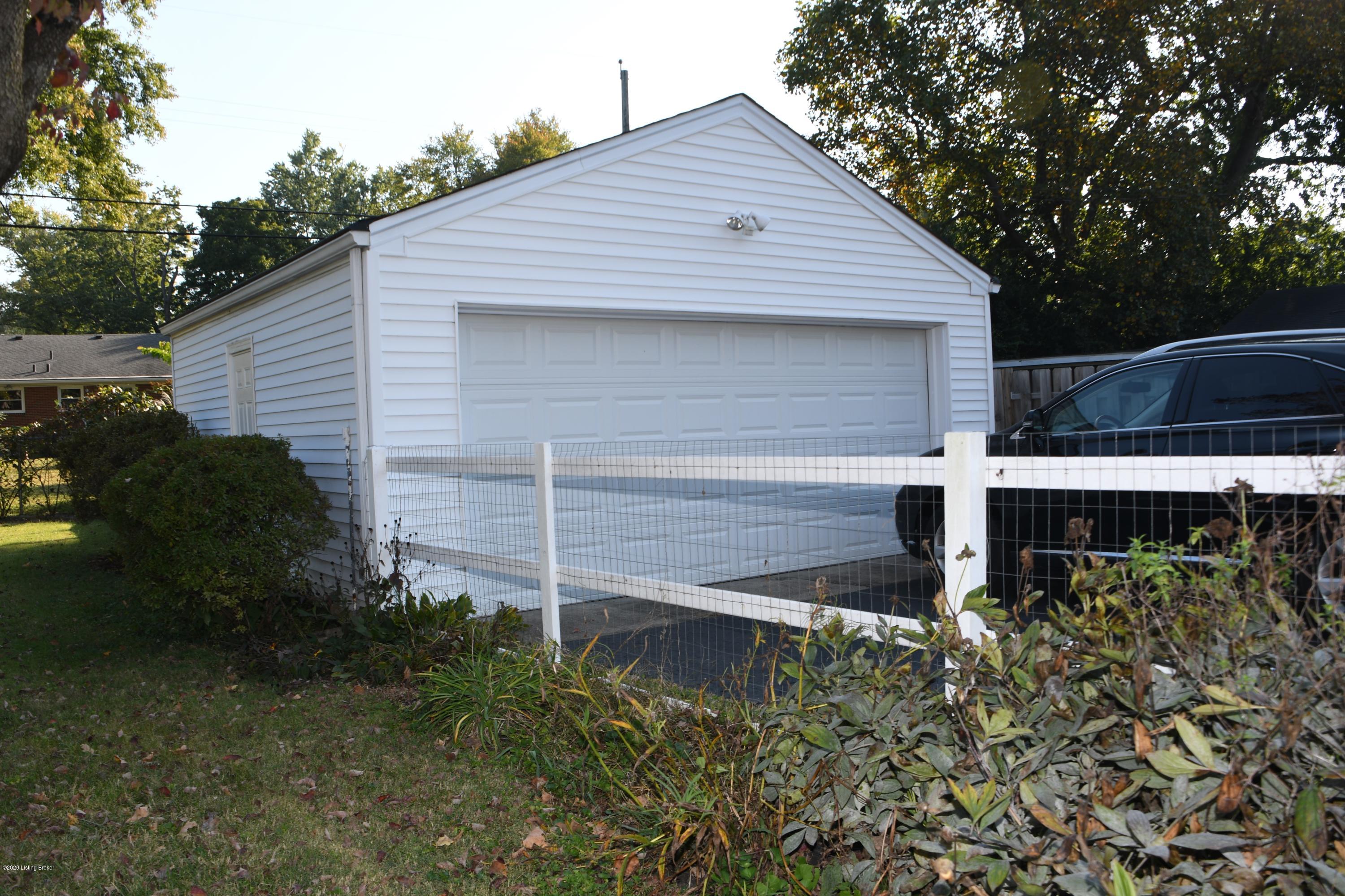 721 Indian Ridge Road Louisville, KY 40207 - Photo 5 of 21 Garage