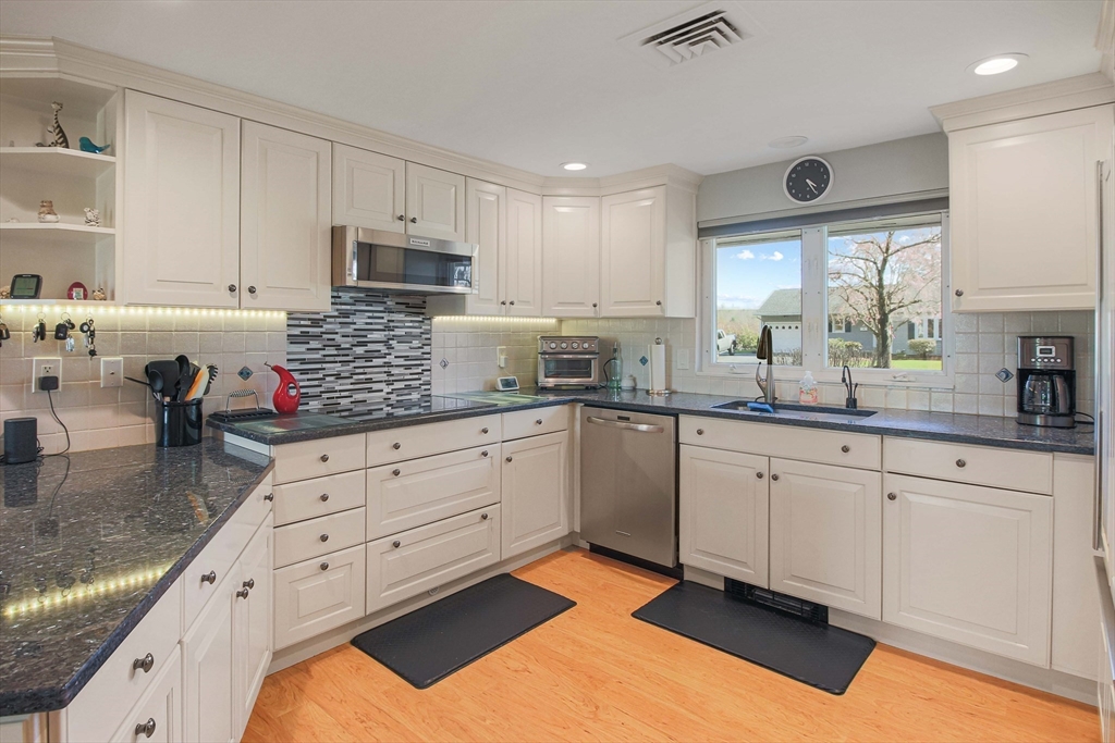 53 Barry Road Worcester, MA 01609 - Photo 12 of 38 Gallery Image 12
