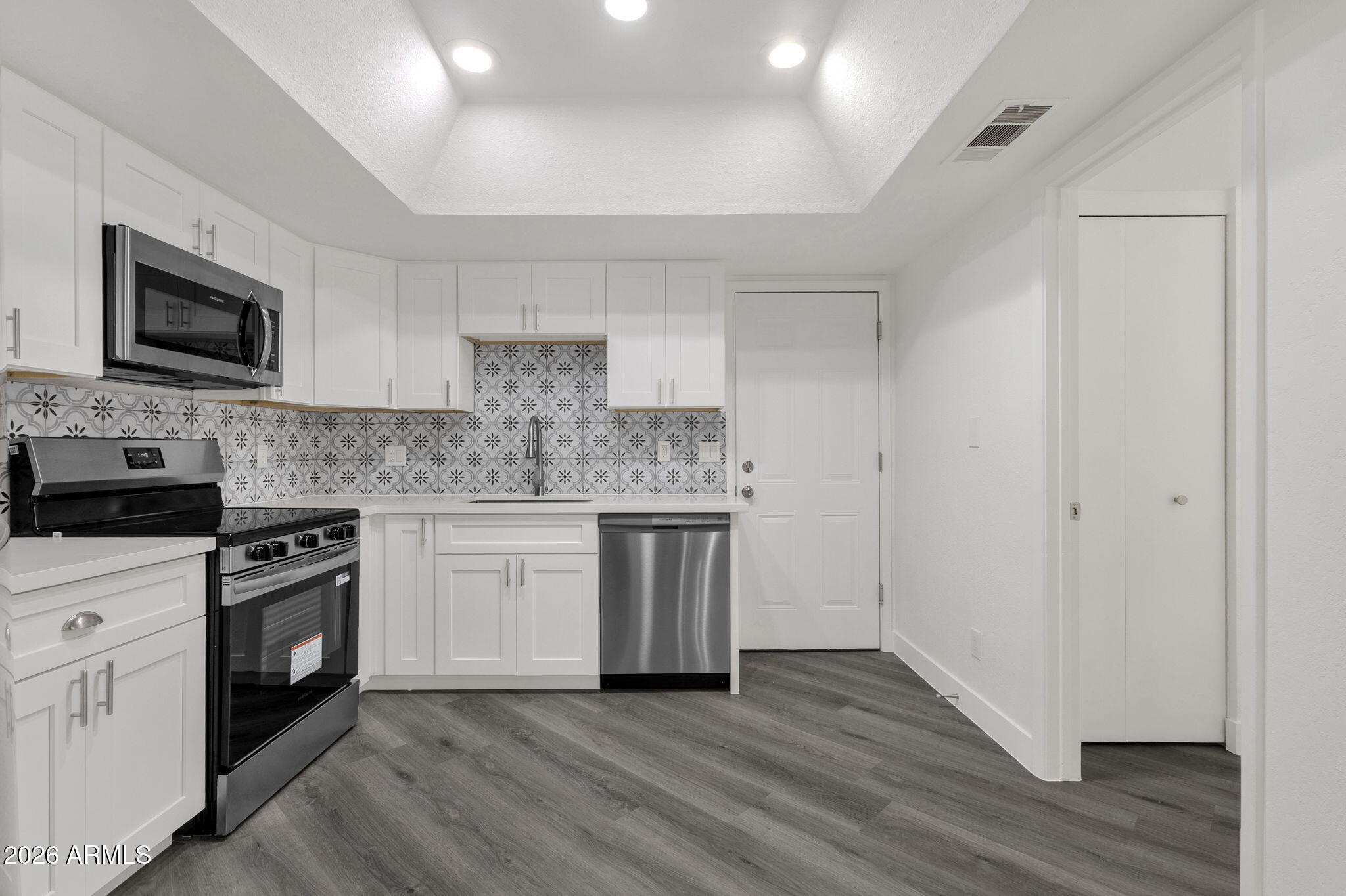 4126 West Boca Raton Road Phoenix, AZ 85053 - Photo 9 of 32 15-web-or-mls-15