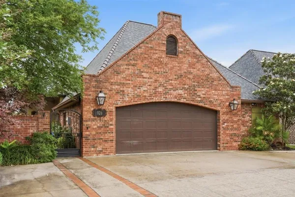 $480,000 | 926 Carondelet Drive, Lake Charles, LA 70605