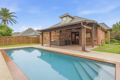 $480,000 | 926 Carondelet Drive, Lake Charles, LA 70605