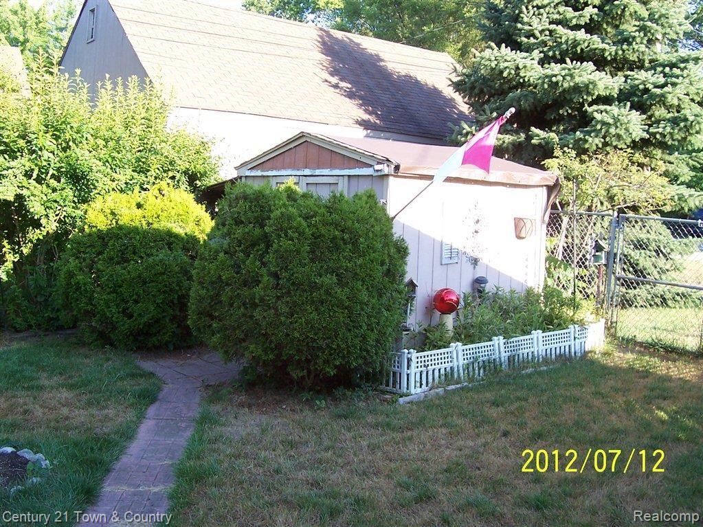 2800 Hessel Avenue Rochester, MI 48307 - Photo 11 of 17 SOUTH SIDE YARD