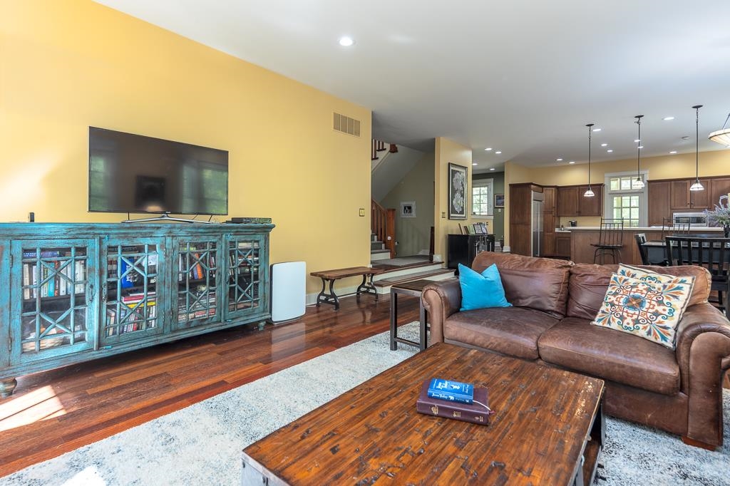 9382 Riveredge Drive Memphis, TN 38018 - Photo 11 of 40 Keeping room is open to breakfast room and kitchen. Family and friends can visit while the "chef" is at work.