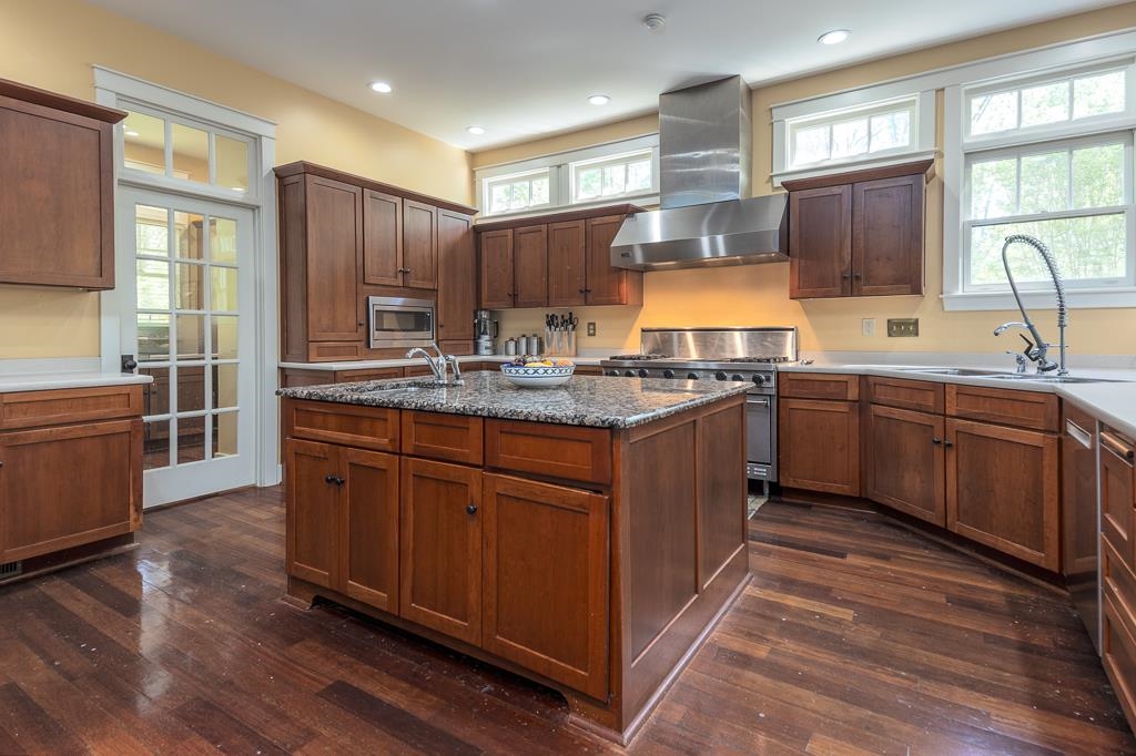 9382 Riveredge Drive Memphis, TN 38018 - Photo 14 of 40 Another example of light and sunshine being a happy part of this home.