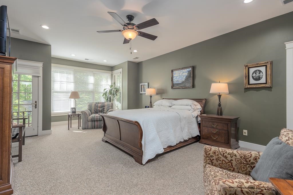 9382 Riveredge Drive Memphis, TN 38018 - Photo 18 of 40 There is also a sitting nook for quiet time and a book.