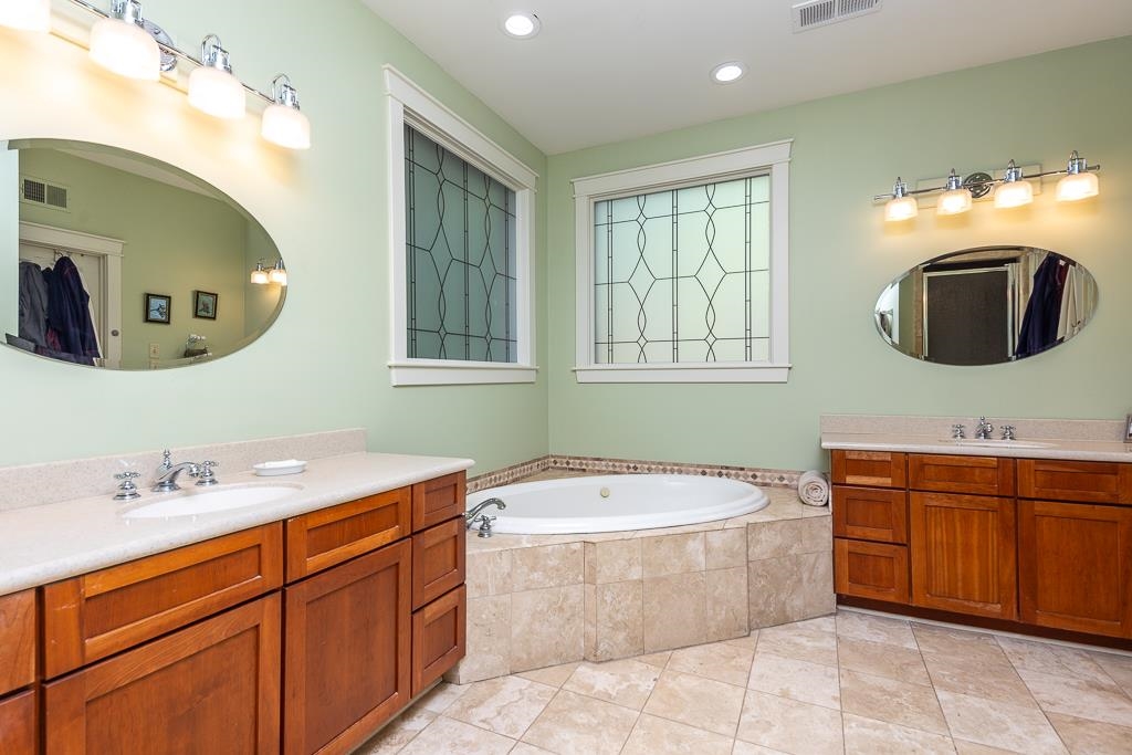 9382 Riveredge Drive Memphis, TN 38018 - Photo 20 of 40 TWO VANITIES, TWO WALK-IN CLOSETS, WHIRLPOOL BATHTUB AND SEPARATE SHOWER.