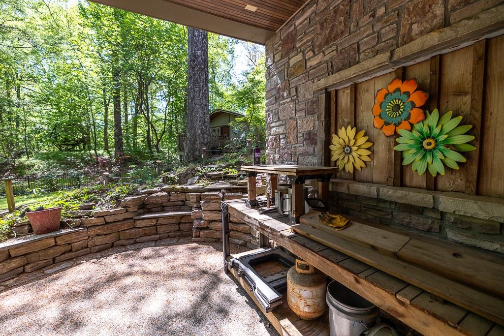 9382 Riveredge Drive Memphis, TN 38018 - Photo 31 of 40 This is a great feature for those who like to get busy making floweres grow.