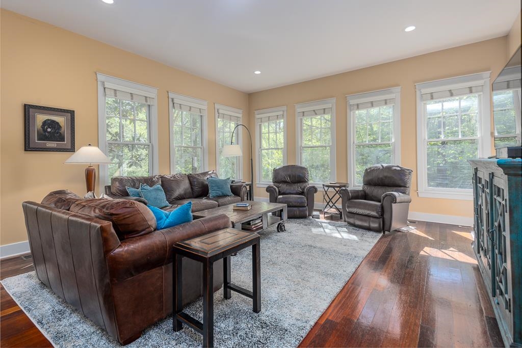 9382 Riveredge Drive Memphis, TN 38018 - Photo 10 of 40 Plentiful windows to bring light and sunshine in.