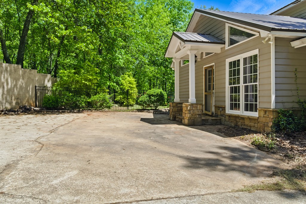 15635 Us Highway Hamilton, GA 31811 - Photo 34 of 66 Top Parking area is level.