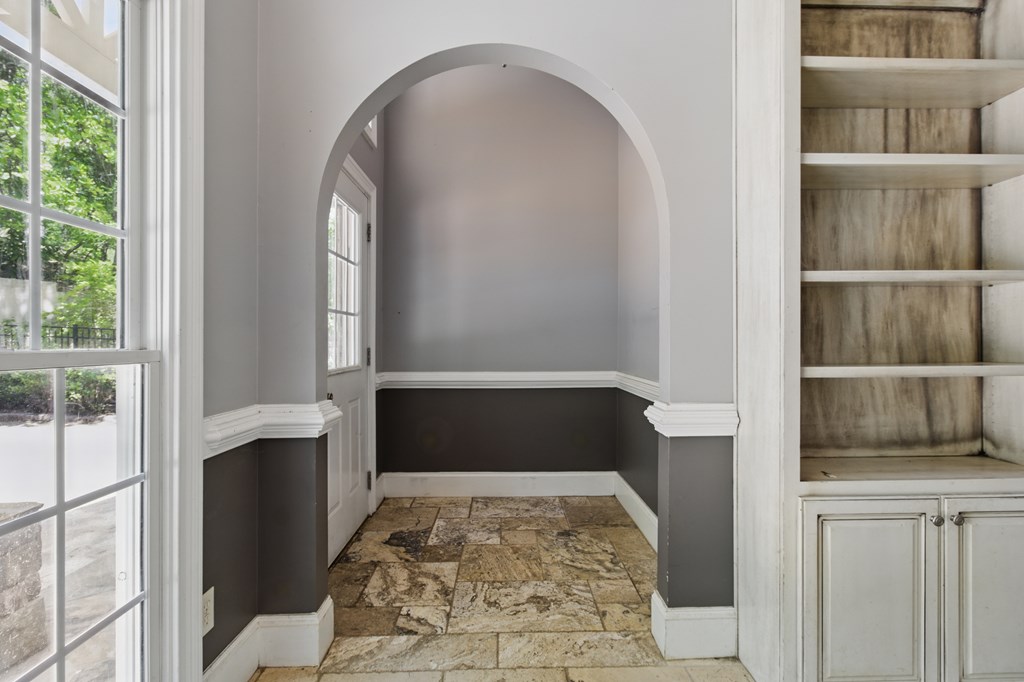 15635 Us Highway Hamilton, GA 31811 - Photo 40 of 66 Entry Foyer with Arched Openings