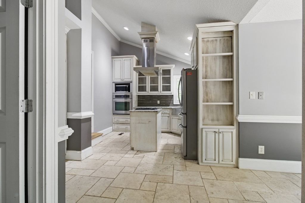 15635 Us Highway Hamilton, GA 31811 - Photo 43 of 66 Chairrail mouldings, vaulted ceilings