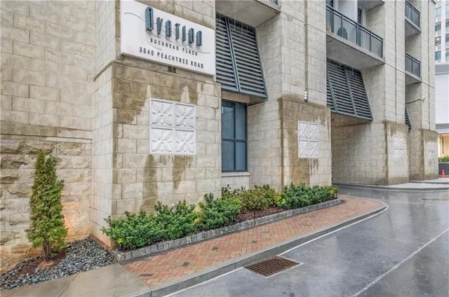 $1,990 | 3040 Peachtree Road Northwest, Unit 301, Atlanta, GA 30305