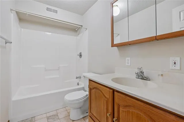 $599,900 | 8747 Southpoint Drive, Richmond, MO 64085