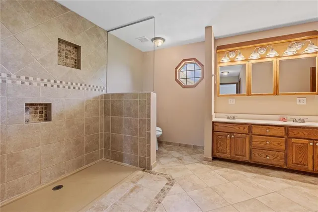 $599,900 | 8747 Southpoint Drive, Richmond, MO 64085