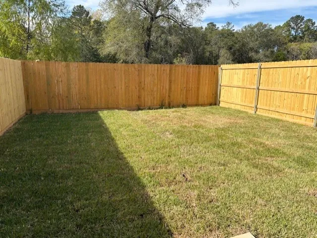 a view of a backyard