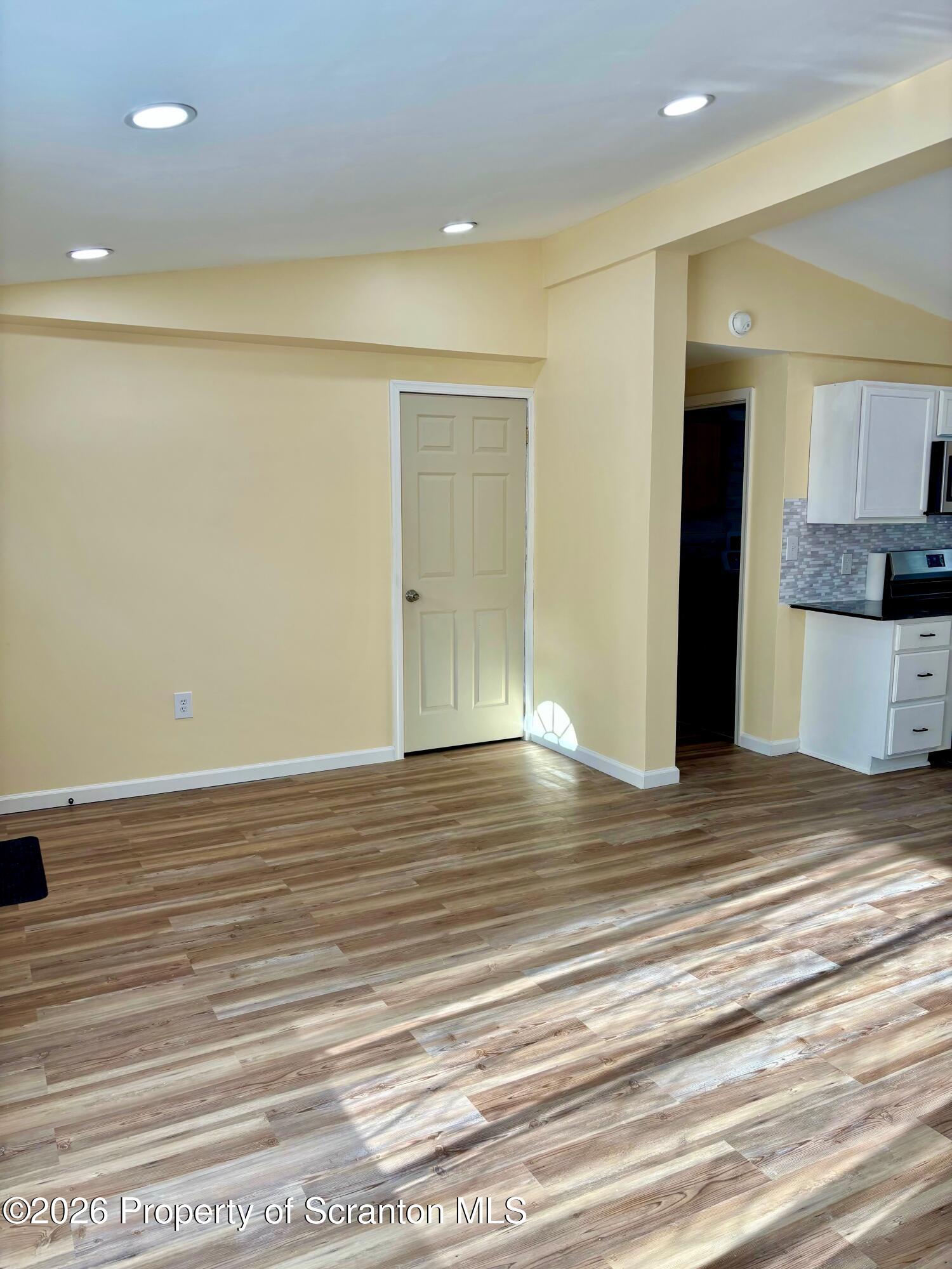 86 Windsor Lane Hawley, PA 18428 - Photo 5 of 23 Living Area