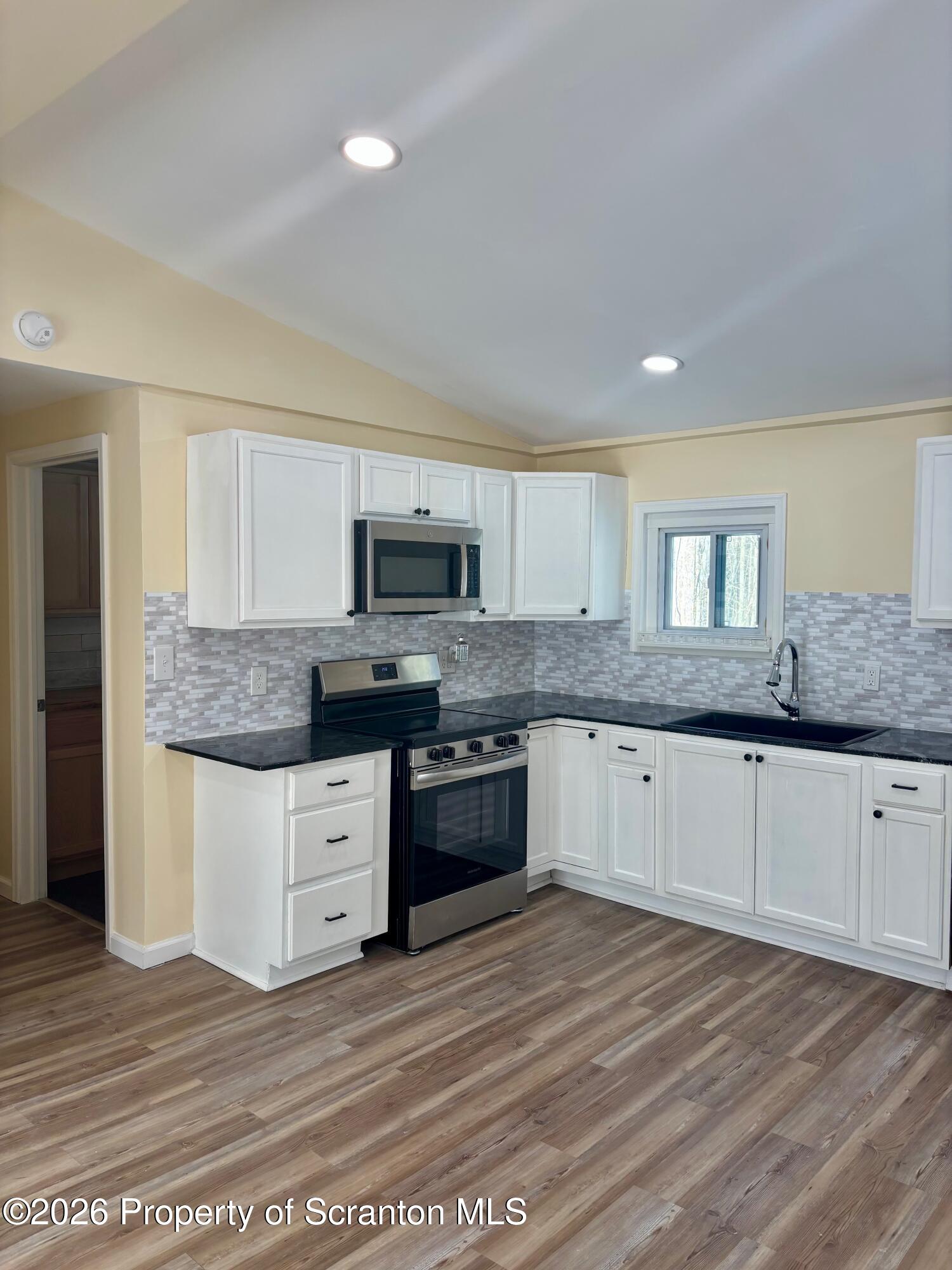 86 Windsor Lane Hawley, PA 18428 - Photo 8 of 23 Kitchen