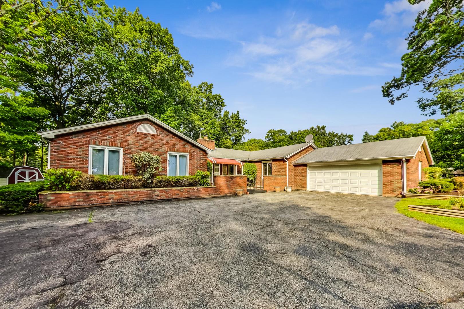 311 Deerpath Drive Winthrop Harbor, IL 60096 - Photo 2 of 48 a front view of a house with a garden