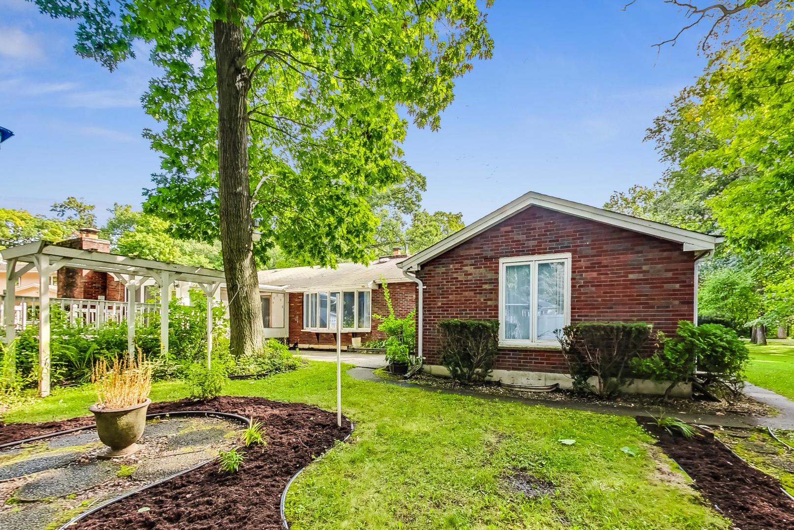 311 Deerpath Drive Winthrop Harbor, IL 60096 - Photo 41 of 48 a front view of a house with garden
