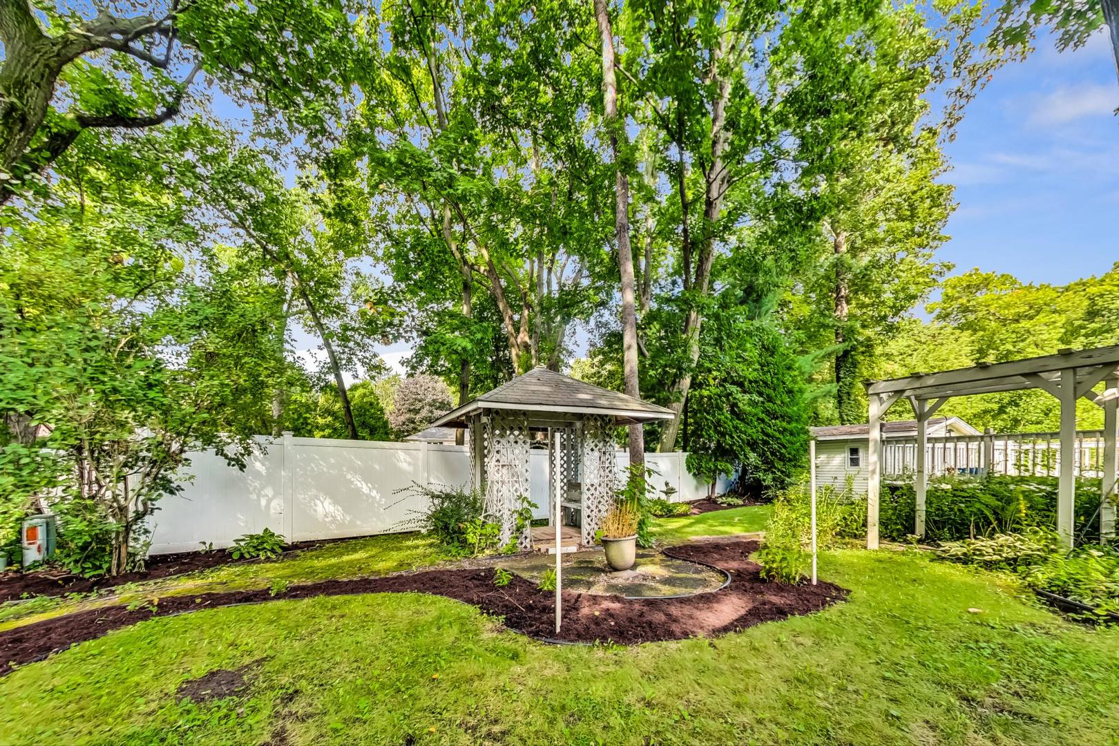 311 Deerpath Drive Winthrop Harbor, IL 60096 - Photo 42 of 48 a front view of a house with garden