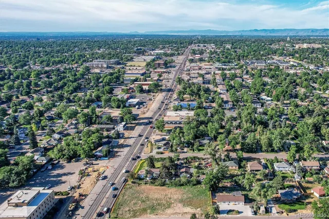 view of an outdoor space with a white house