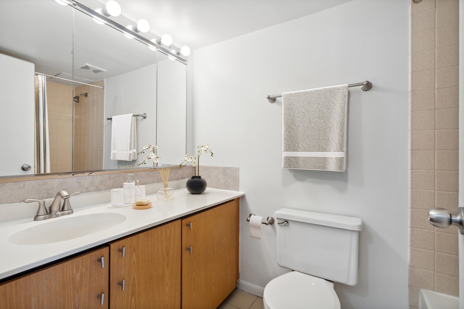 4900 North Lester Avenue, Unit 5 Chicago, IL 60630 - Photo 13 of 18 a bathroom with a toilet sink a mirror and vanity