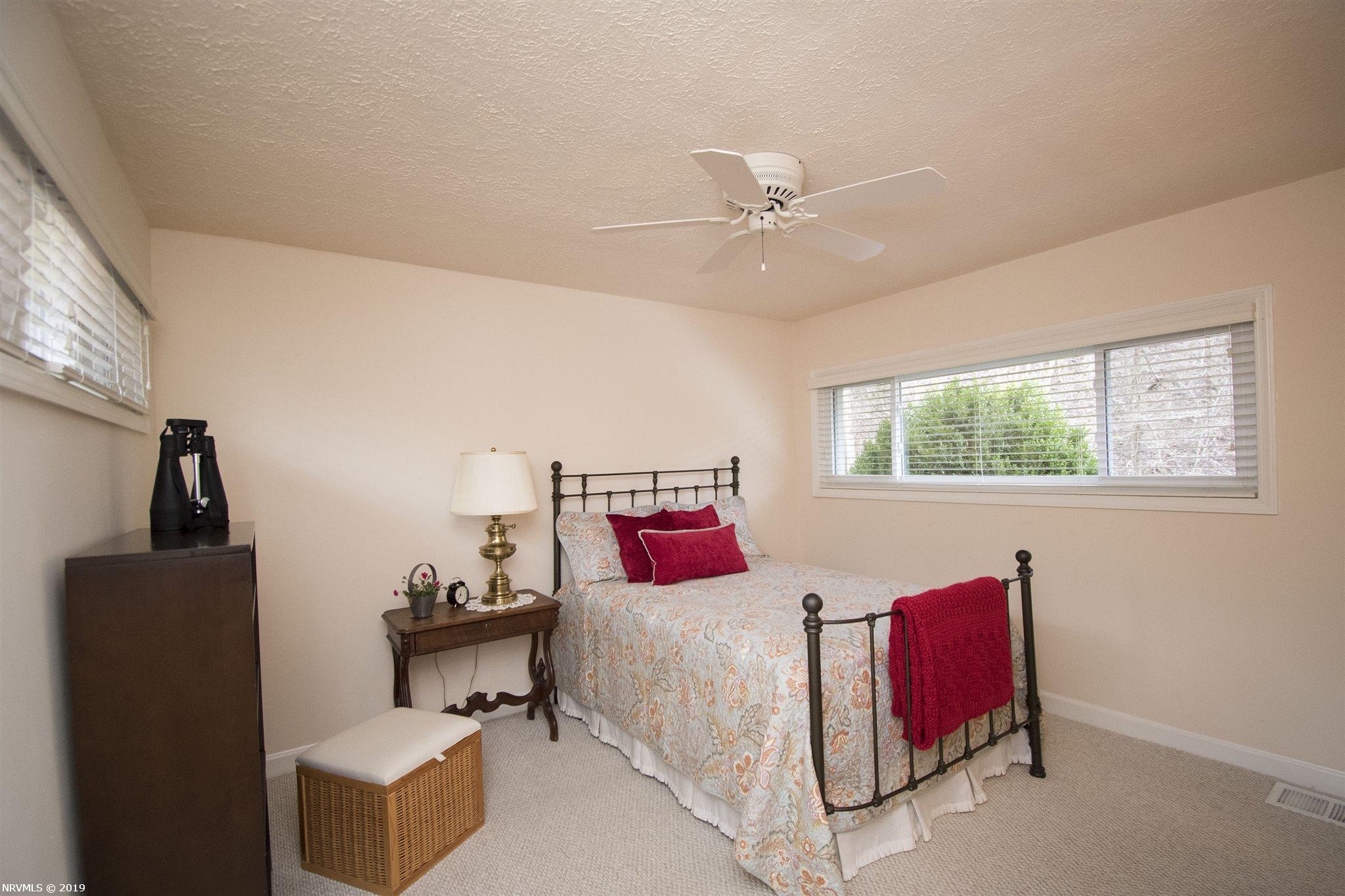4411 Mariners Point Road Radford, VA 24141 - Photo 39 of 46 Gallery Image 39