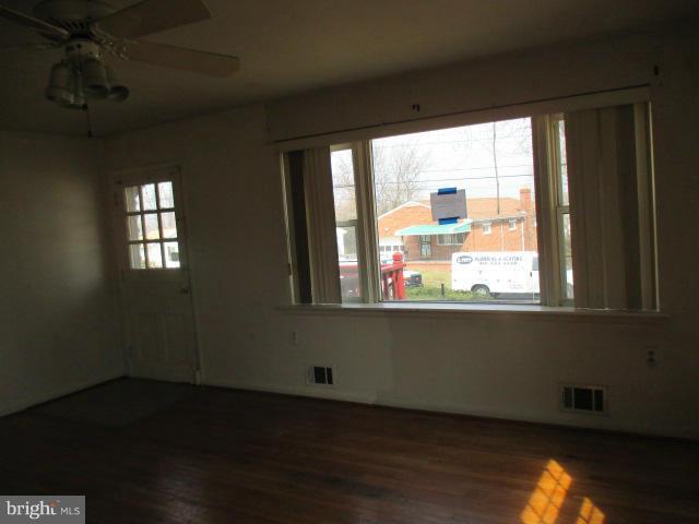 5647 Calyn Road Catonsville, MD 21228 - Photo 4 of 21 Living Room