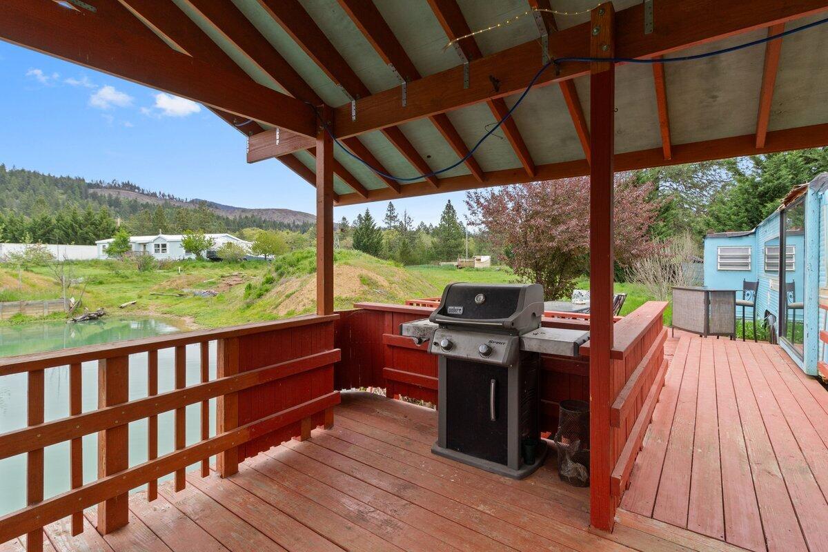 262 Barnes Way Cave Junction, OR 97523 - Photo 4 of 30 Grill area