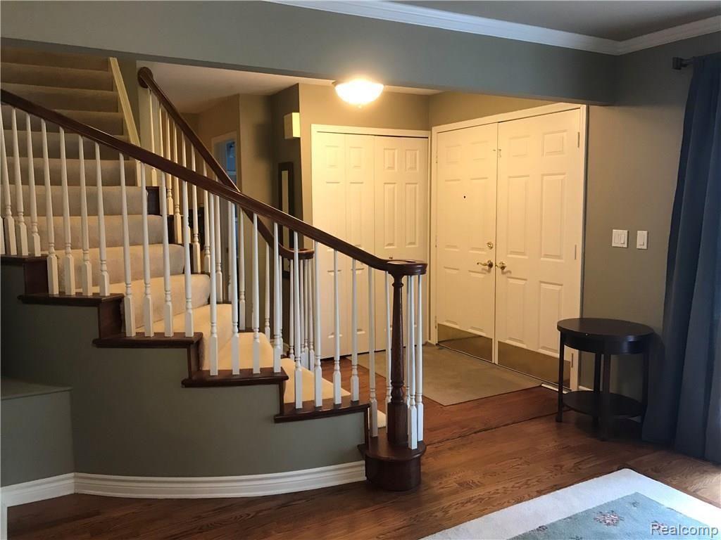 875 Hampton Circle Rochester Hills, MI 48307 - Photo 9 of 47