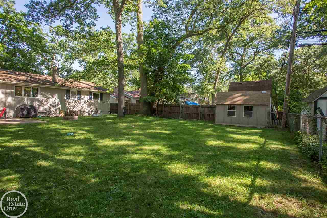 3276 Riverside Drive Port Huron, MI 48060 - Photo 5 of 60