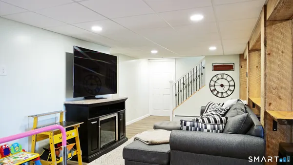 $529,900 | 1061 North Street, Suffield, CT 06078