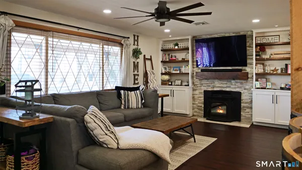 $529,900 | 1061 North Street, Suffield, CT 06078