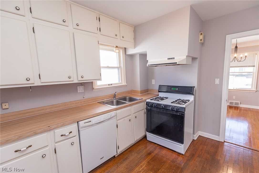 2212 Barrington Road Cleveland, OH 44118 - Photo 15 of 35