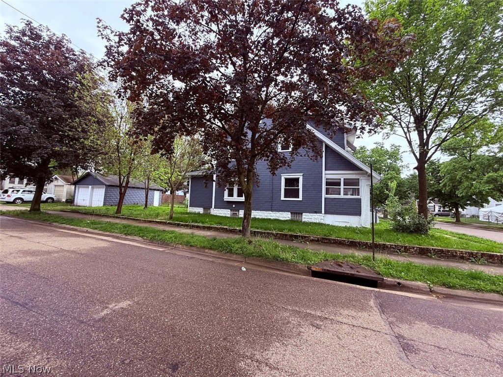 2183 25th Street Southwest Akron, OH 44314 - Photo 3 of 48