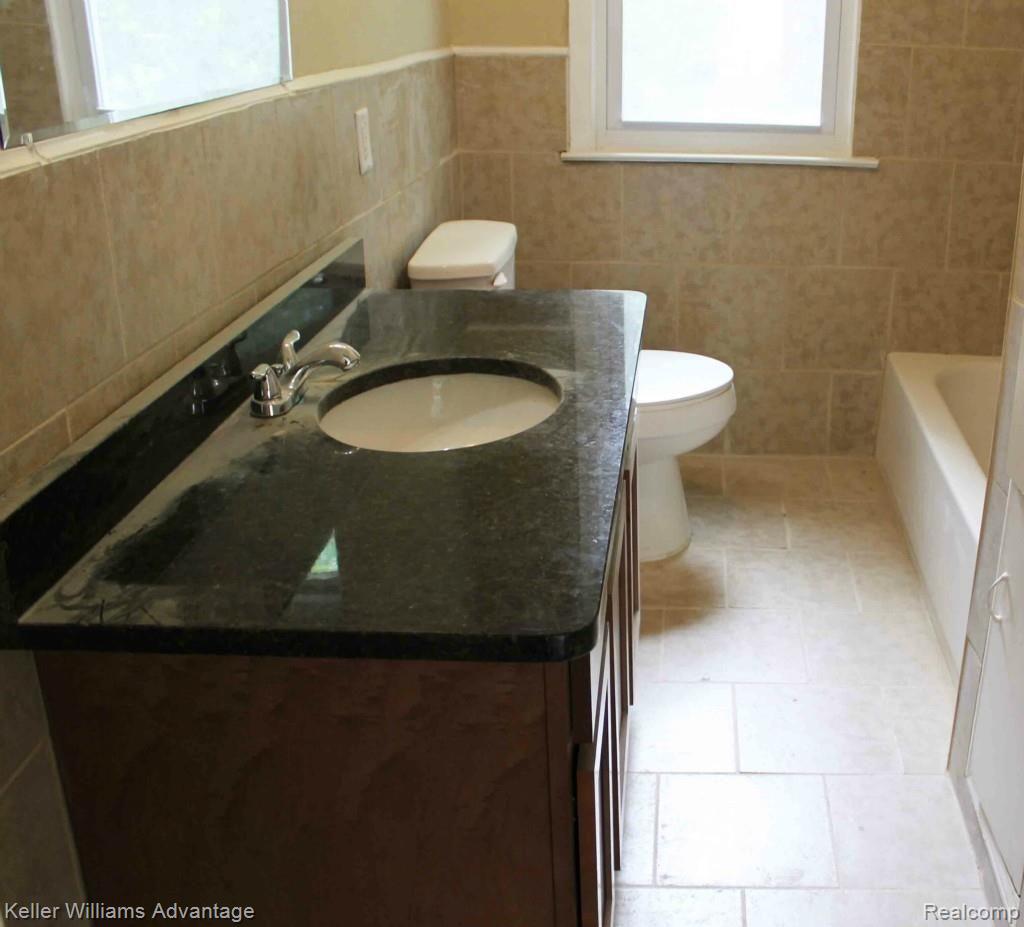 4108 Crocus Road Waterford, MI 48328 - Photo 11 of 26 Bathroom.jpg