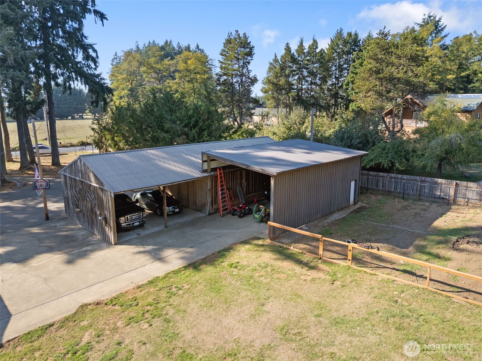 106 Pattee Road Chehalis, WA 98532 - Photo 31 of 40 a view of a dinning table and chairs in the patio