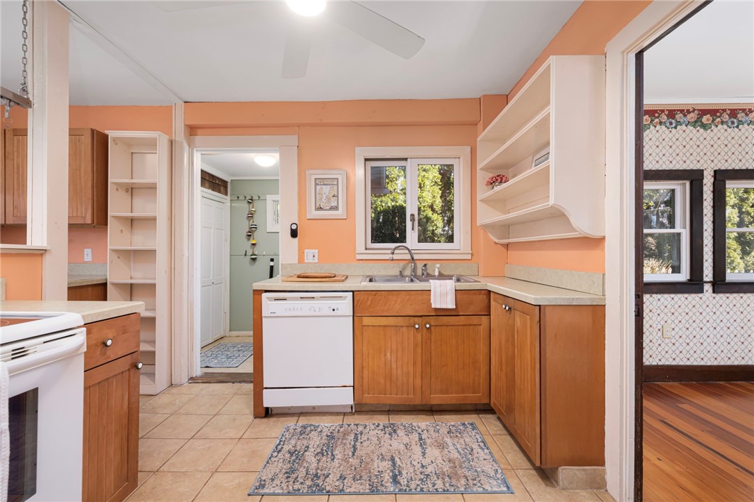 65 Coronado Street Jamestown, RI 02835 - Photo 6 of 42