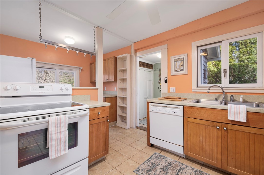 65 Coronado Street Jamestown, RI 02835 - Photo 7 of 42