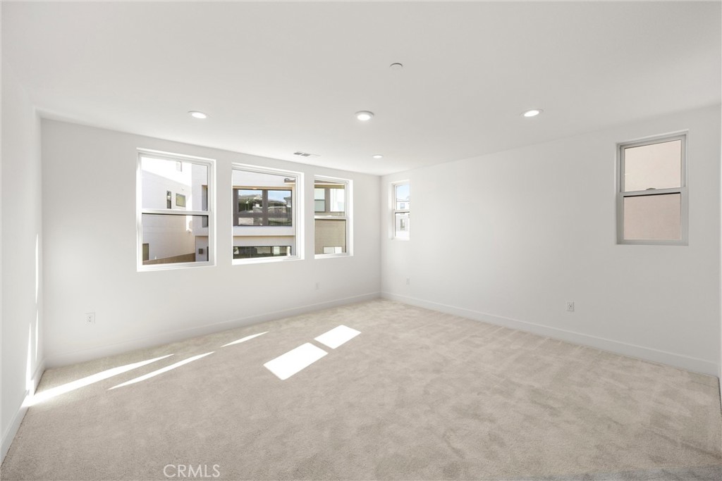 164 Apron Irvine, CA 92618 - Photo 25 of 67 an empty room with windows