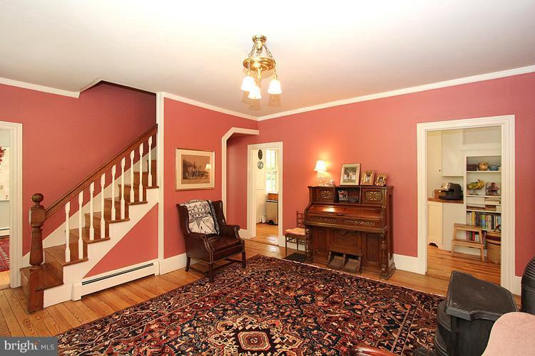 11530 Glen Road Potomac, MD 20854 - Photo 2 of 30 Living Room