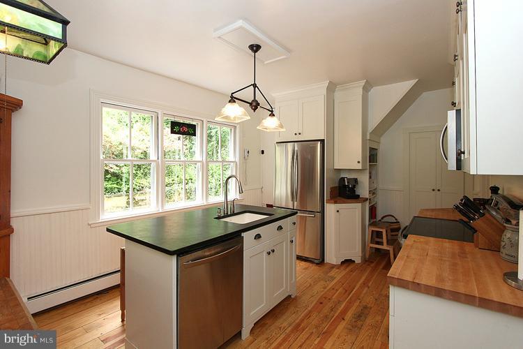 11530 Glen Road Potomac, MD 20854 - Photo 4 of 30 Kitchen