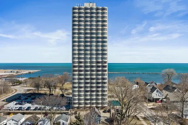 $165,000 | 2525 South Shore Drive, Unit 18B, Milwaukee, WI 53207