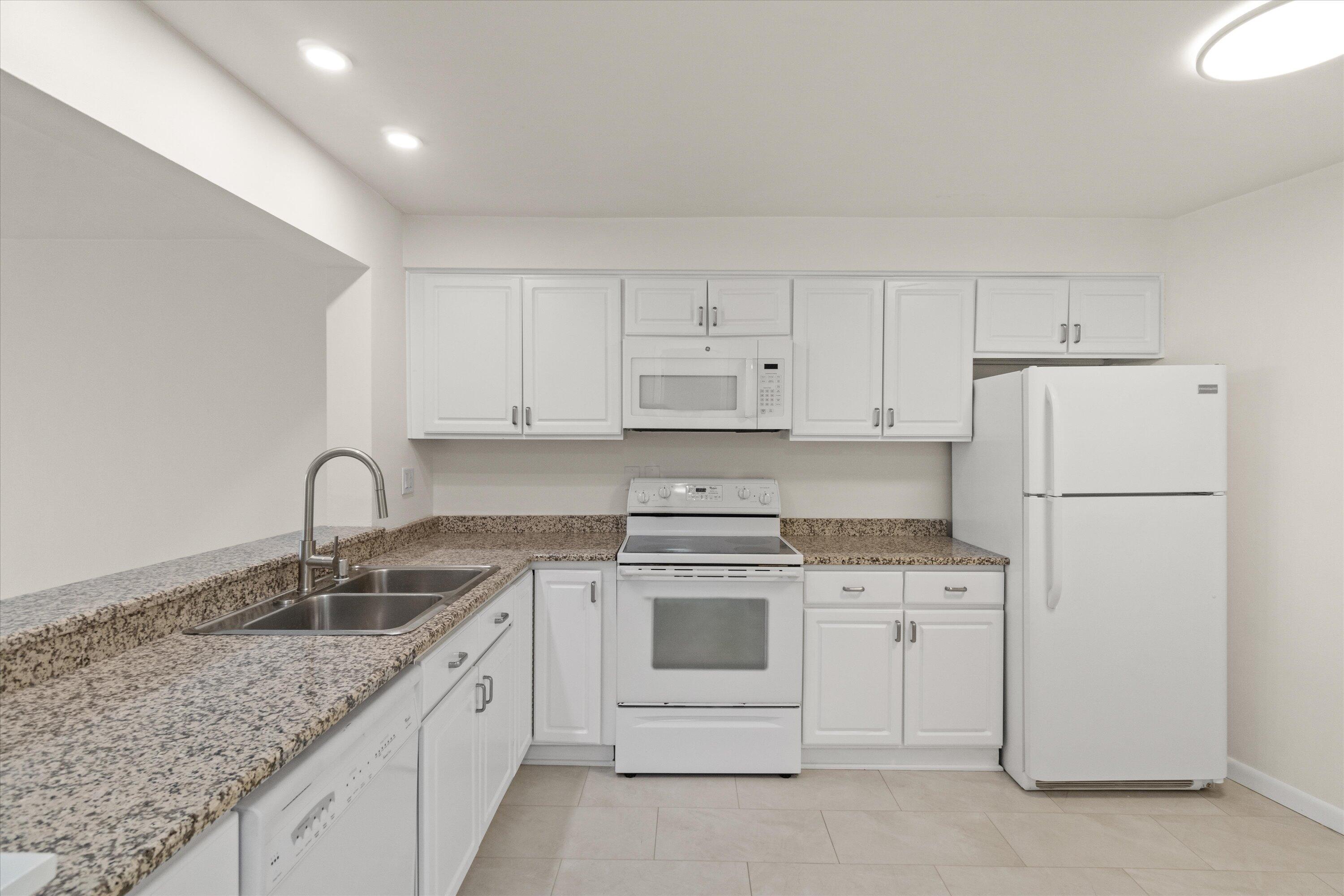 2525 South Shore Drive, Unit 18B Milwaukee, WI 53207 - Photo 14 of 25 Kitchen