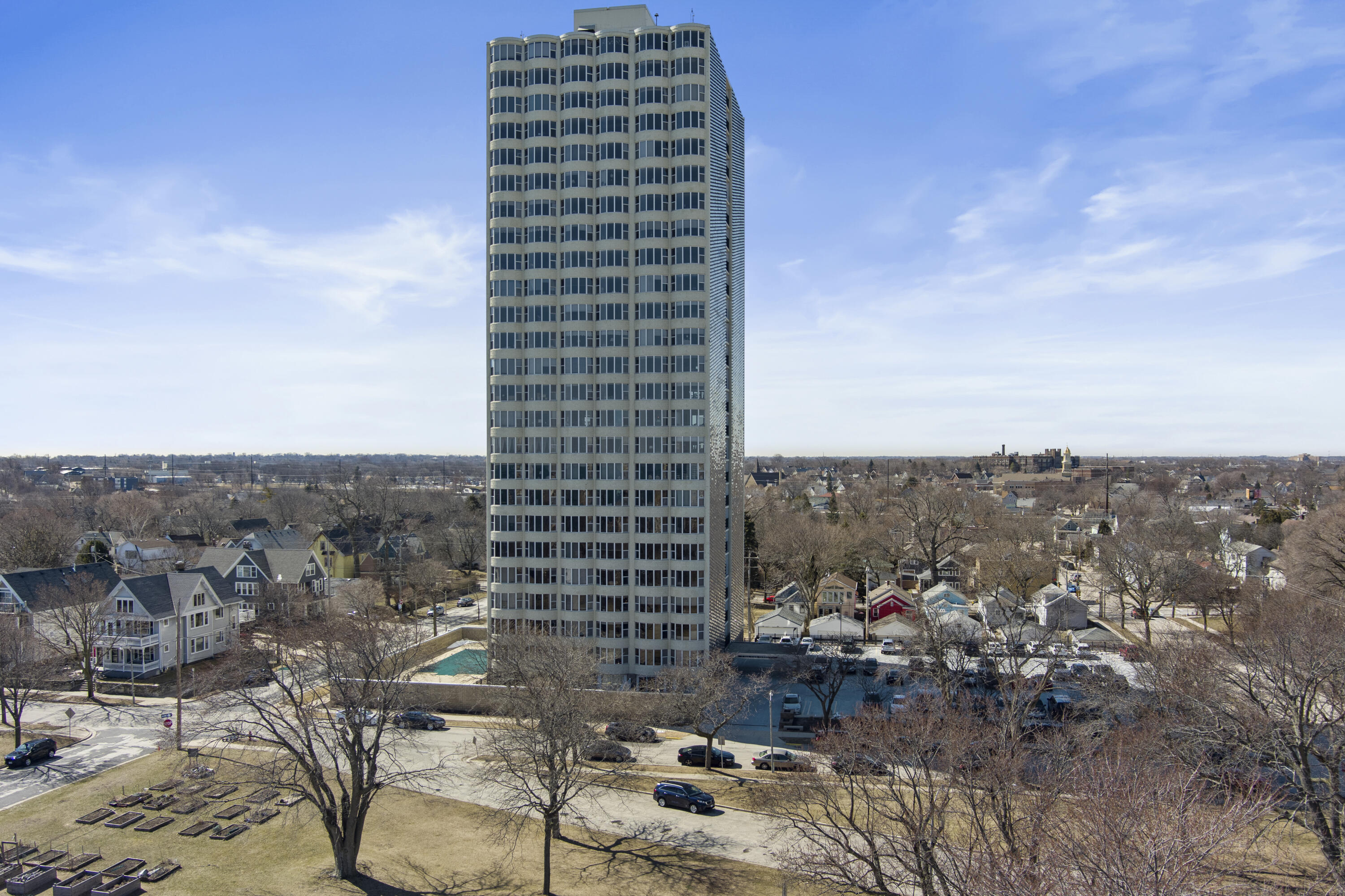 2525 South Shore Drive, Unit 18B Milwaukee, WI 53207 - Photo 21 of 25 Spectacular Building