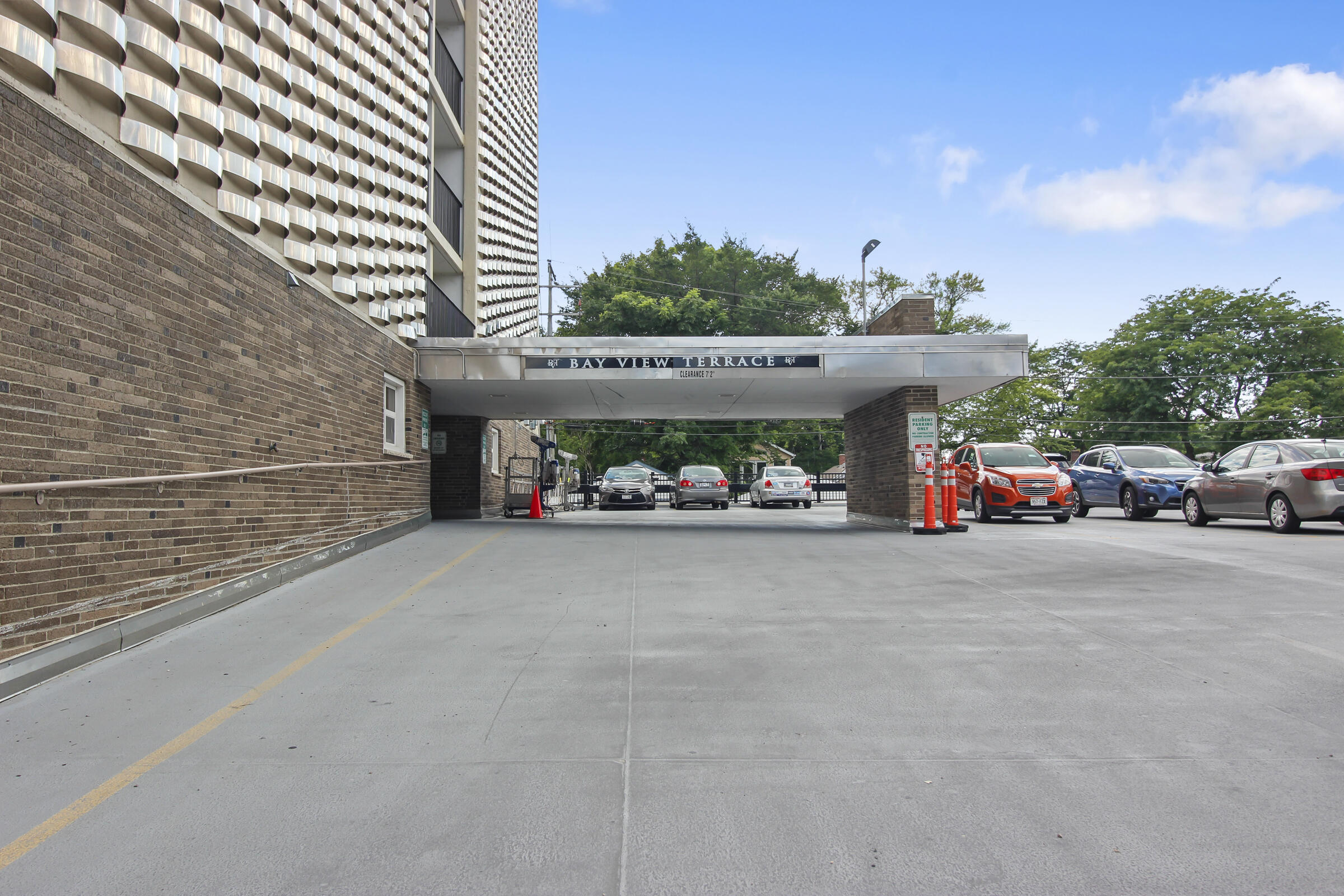 2525 South Shore Drive, Unit 18B Milwaukee, WI 53207 - Photo 4 of 25 Entry