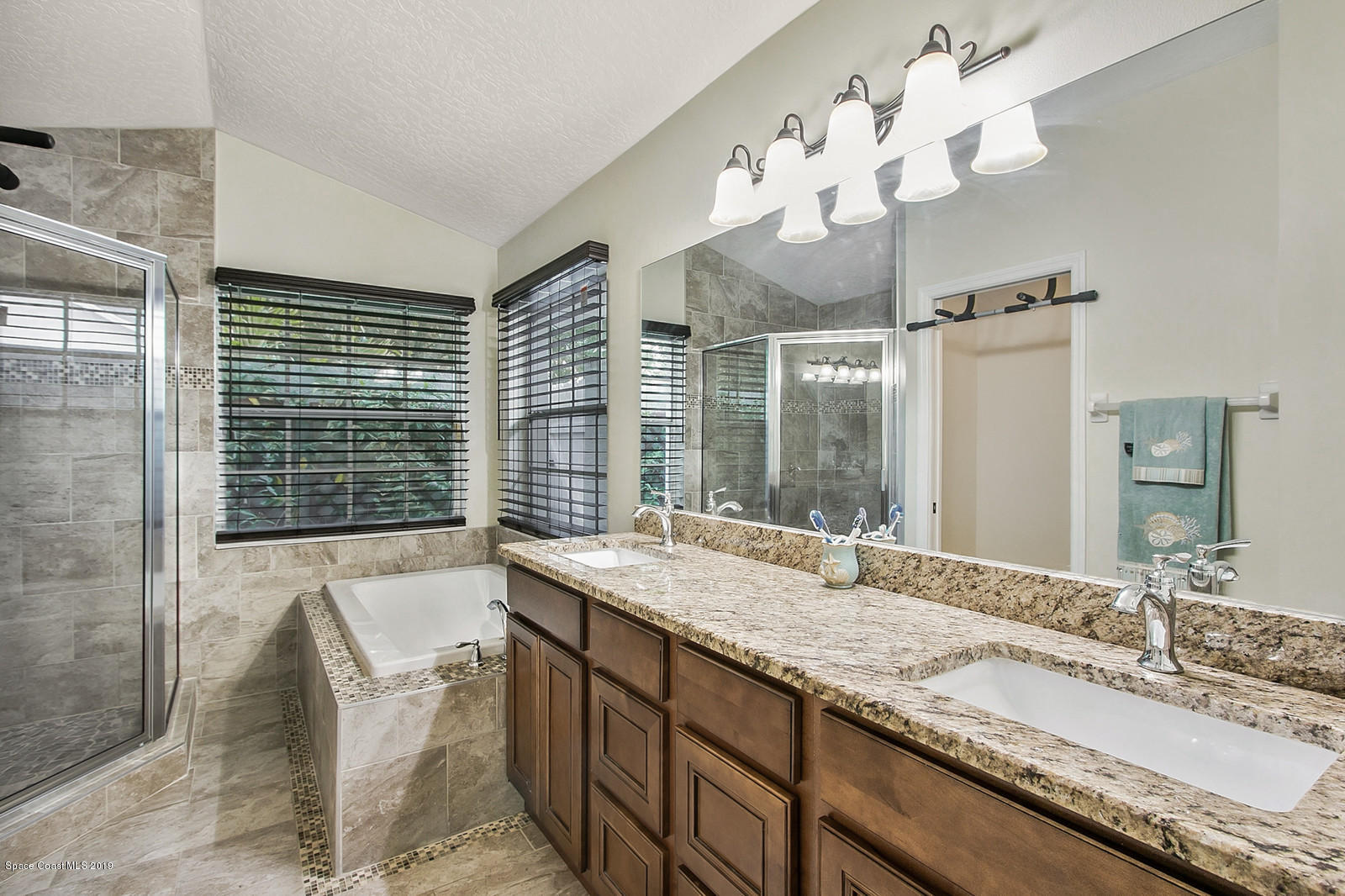 3435 Holly Springs Road Melbourne, FL 32934 - Photo 15 of 40 Mater Bathroom