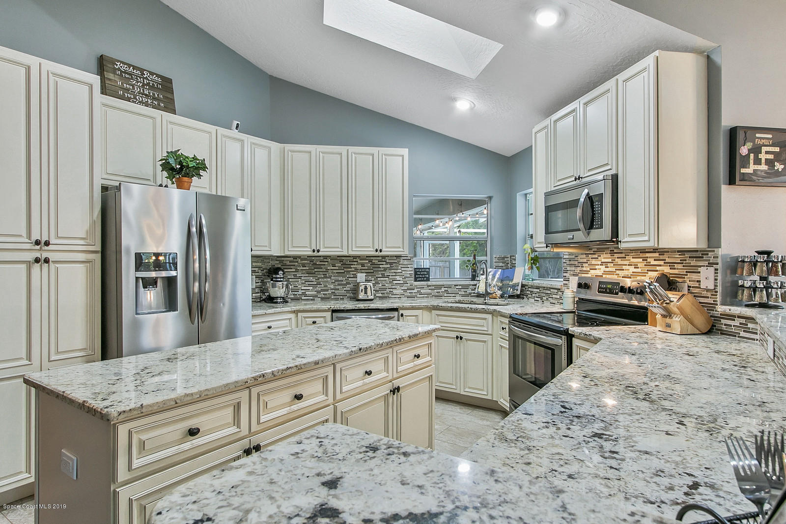 3435 Holly Springs Road Melbourne, FL 32934 - Photo 5 of 40 Gorgeous Kitchen